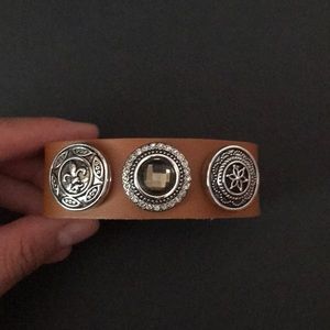 Leather band, interchangeable buttons bracelet
